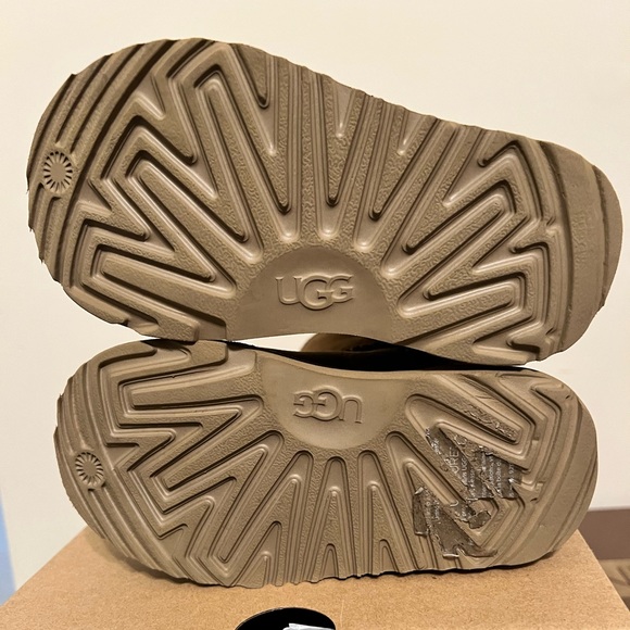 Ugg classic weather short fur lined toddler boots. Toddler size 9. - Picture 2 of 3